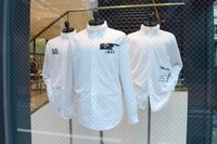 シルクスクリーンが施されたシャツ。