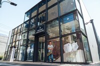 ブルックスブラザーズ表参道の外観。