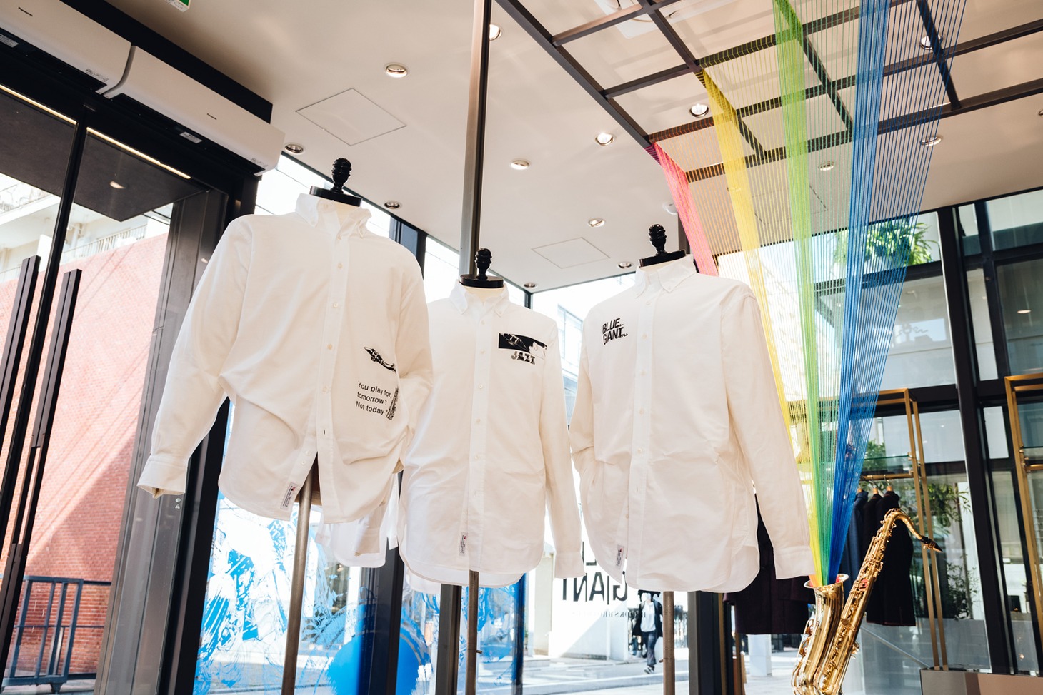 シルクスクリーンが施されたシャツと店内の様子。