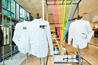 シルクスクリーンが施されたシャツと店内の様子。