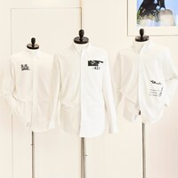 シルクスクリーンが施されたシャツ。