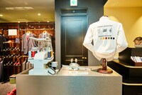 10月30日と31日の2日間、店頭でシャツを購入した人には刺繍サービスを実施。3種の柄と8色の糸から好きな組み合わせを選ぶことができる。