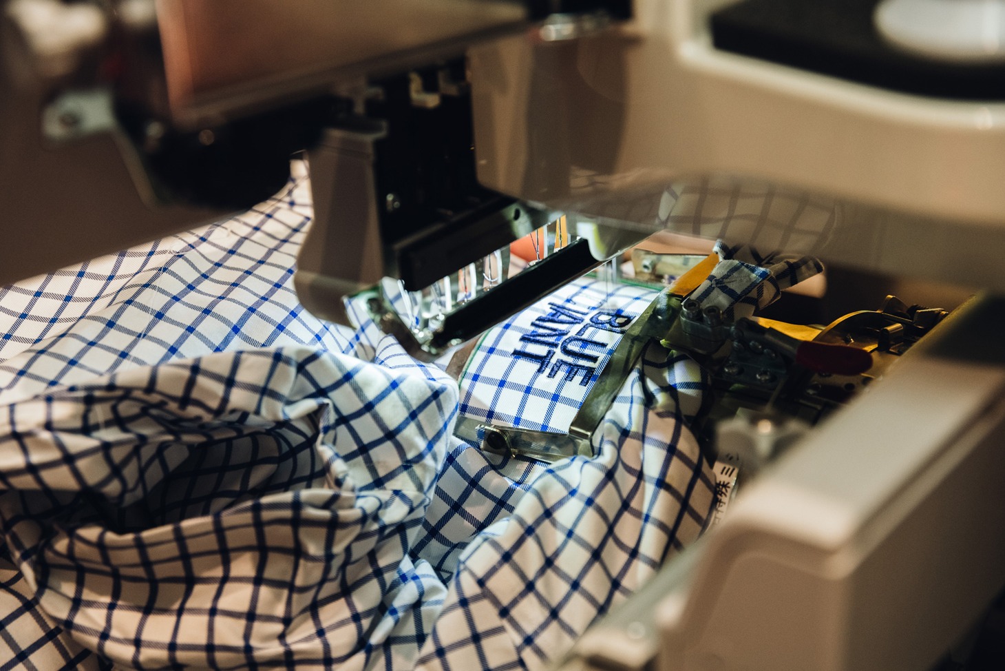 10月30日と31日の2日間、店頭でシャツを購入した人には刺繍サービスを実施。3種の柄と8色の糸から好きな組み合わせを選ぶことができる。