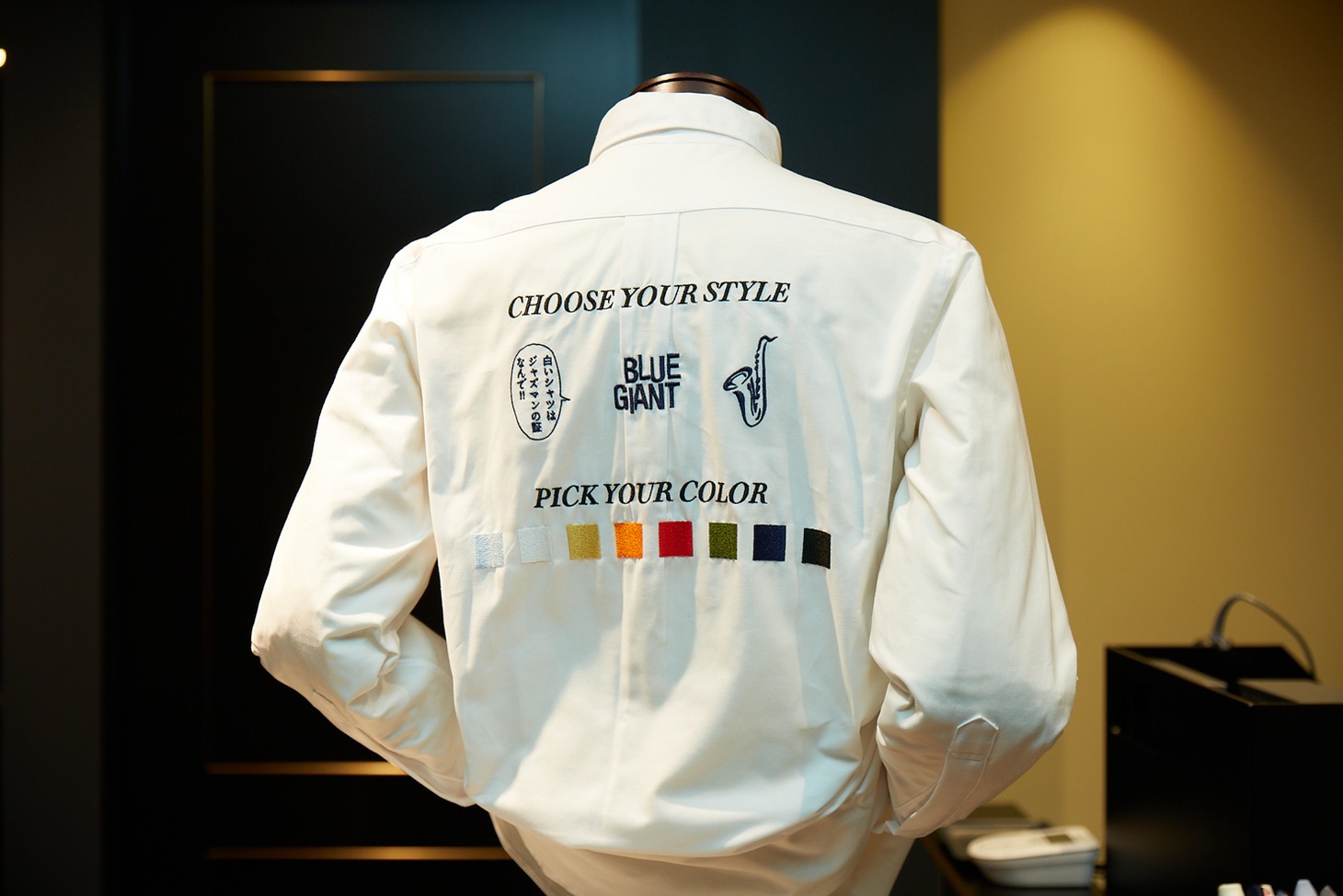 10月30日と31日の2日間、店頭でシャツを購入した人には刺繍サービスを実施。3種の柄と8色の糸から好きな組み合わせを選ぶことができる。ちなみに本日の一番人気の柄は「白いシャツはジャズマンの証なんで!!」とのこと。