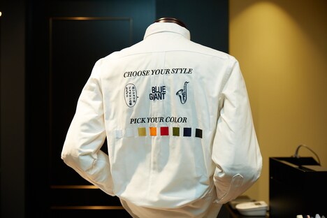 10月30日と31日の2日間、店頭でシャツを購入した人には刺繍サービスを実施。3種の柄と8色の糸から好きな組み合わせを選ぶことができる。ちなみに本日の一番人気の柄は「白いシャツはジャズマンの証なんで!!」とのこと。