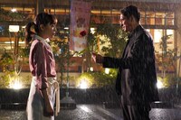 ドラマ「極主夫道」第4話より、川口春奈演じる美久（左）と玉木宏演じる龍（右）。　