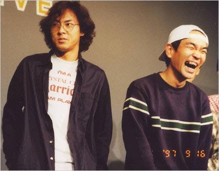 フォークダンスDE成子坂。左から桶田敬太郎、村田渚。