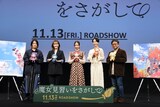 映画「魔女見習いをさがして」舞台挨拶の様子。左から鎌谷悠監督、百田夏菜子、森川葵、松井玲奈、佐藤順一監督。