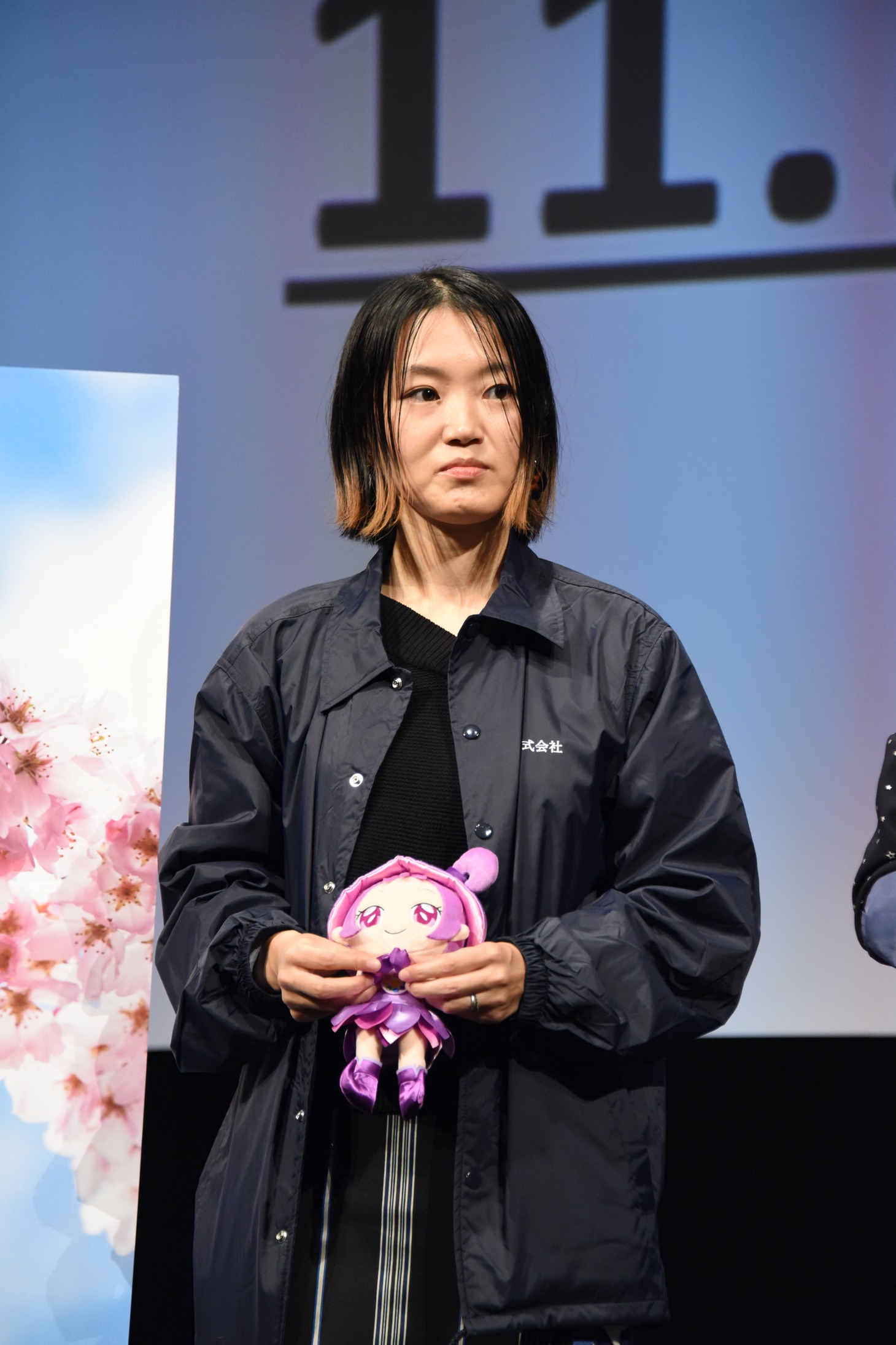 鎌谷悠監督と瀬川おんぷのぬいぐるみ。