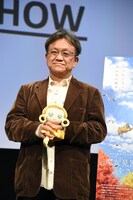 佐藤順一監督と飛鳥ももこのぬいぐるみ。