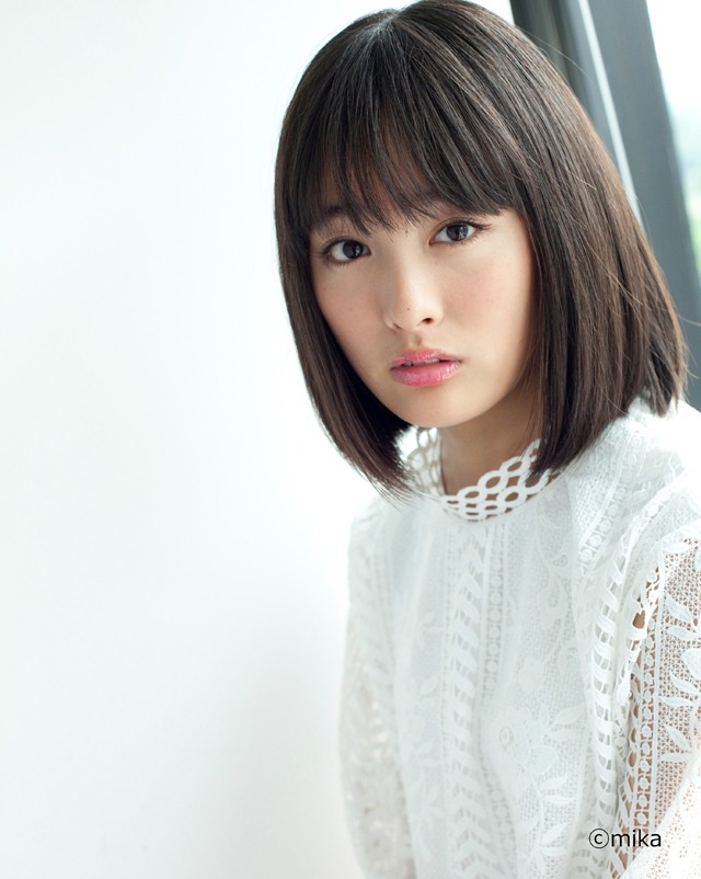 松丸綾乃役の大友花恋。