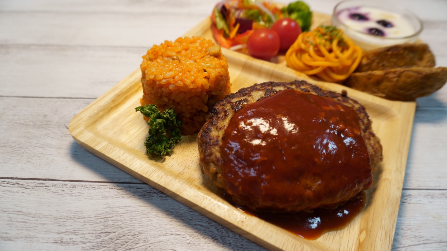 リュウジが作った「ハンバーグプレート」。