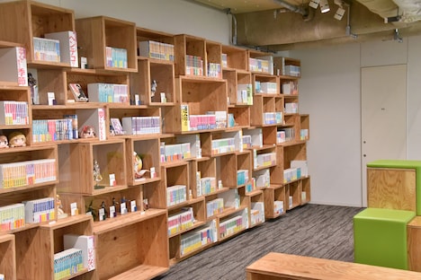 「マンガ・ラノベ図書館」の様子。