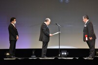 ところざわサクラタウンのグランドオープンセレモニーより。左から松原眞樹社長、角川歴彦会長、藤本正人市長。