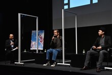 左から藤津亮太、イシグロキョウヘイ監督、タムラコータロー監督。