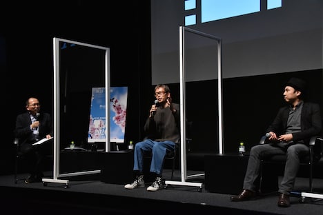 左から藤津亮太、イシグロキョウヘイ監督、タムラコータロー監督。