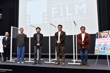 左から藤津亮太、イシグロキョウヘイ監督、タムラコータロー監督、村野佑太監督、佐藤順一監督。