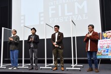 左からイシグロキョウヘイ監督、タムラコータロー監督、村野佑太監督、佐藤順一監督。