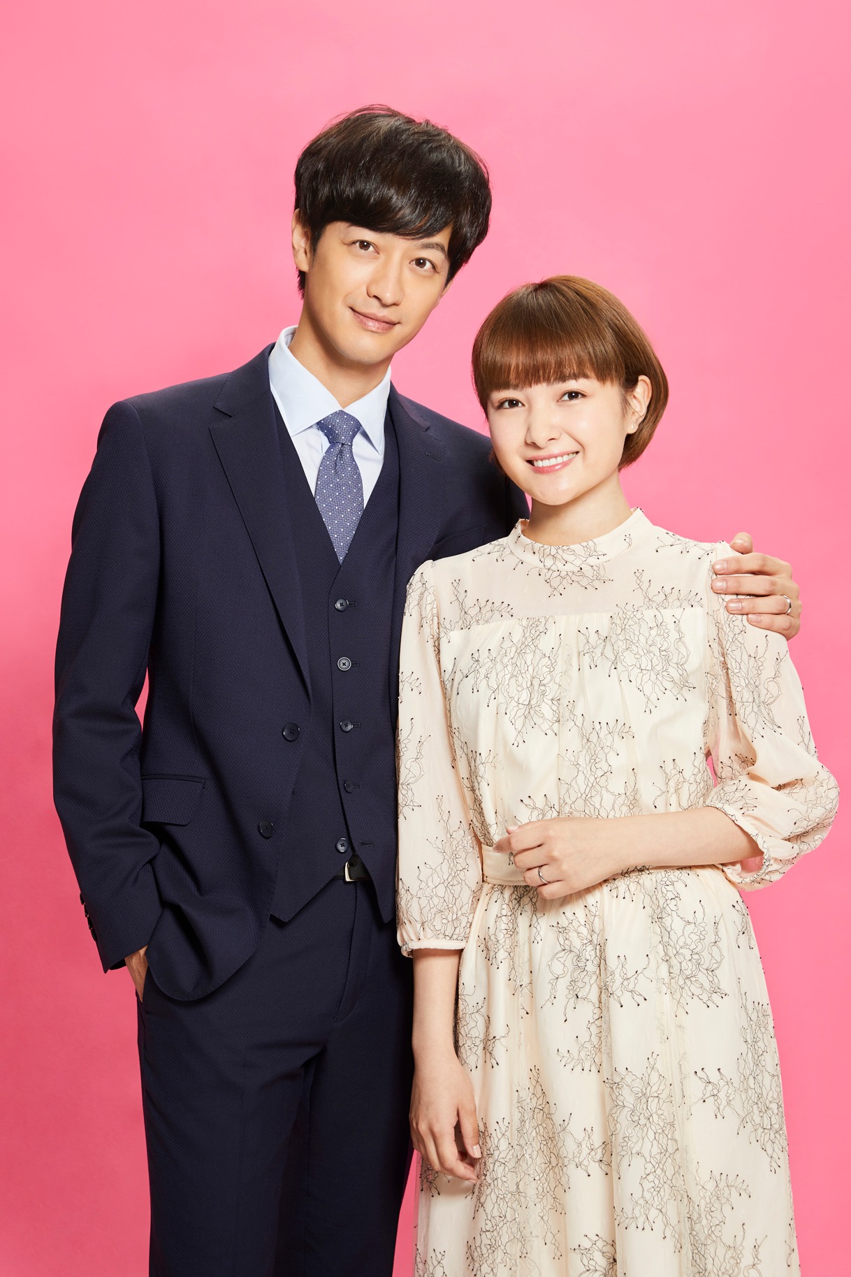 左から竹財輝之助扮する花里晴海、葵わかな扮する村上舞衣子。