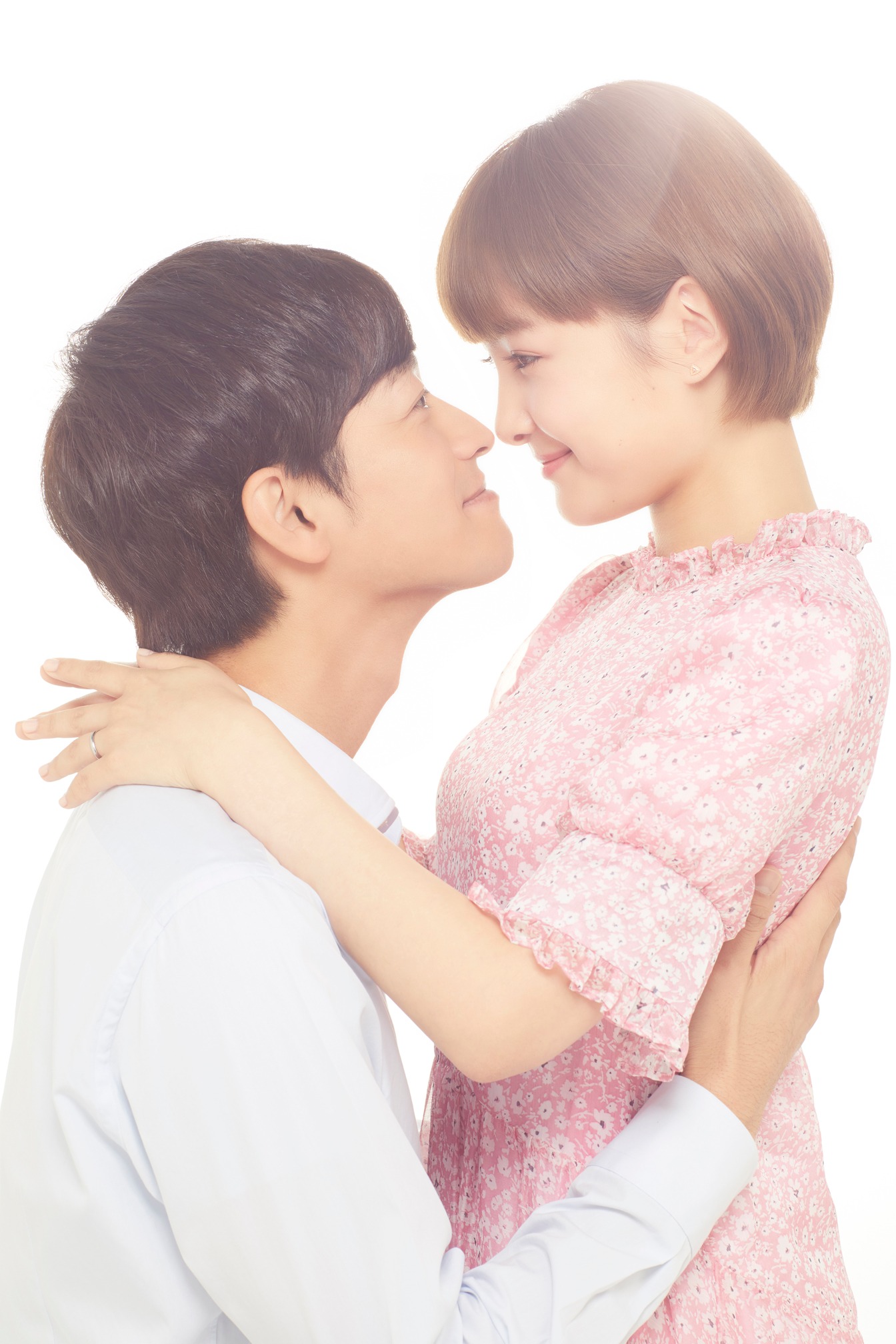 左から竹財輝之助扮する花里晴海、葵わかな扮する村上舞衣子。