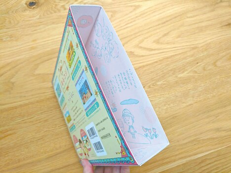 「絵本まるコジ」全4巻セットの化粧ケース。(c)さくらももこ (c)さくらプロダクション