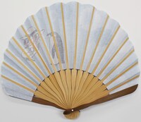 「SPY×FAMILY 扇子 アーニャとペンギンさん」の裏面。