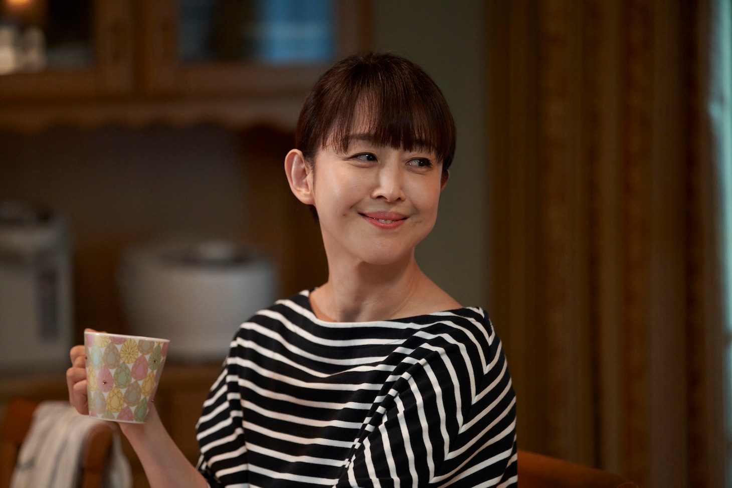 相田翔子演じる高槻ひとみ。