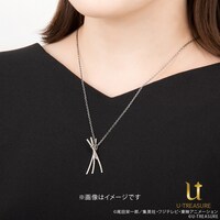 ゾロの刀をモチーフにしたネックレスの着用イメージ。
