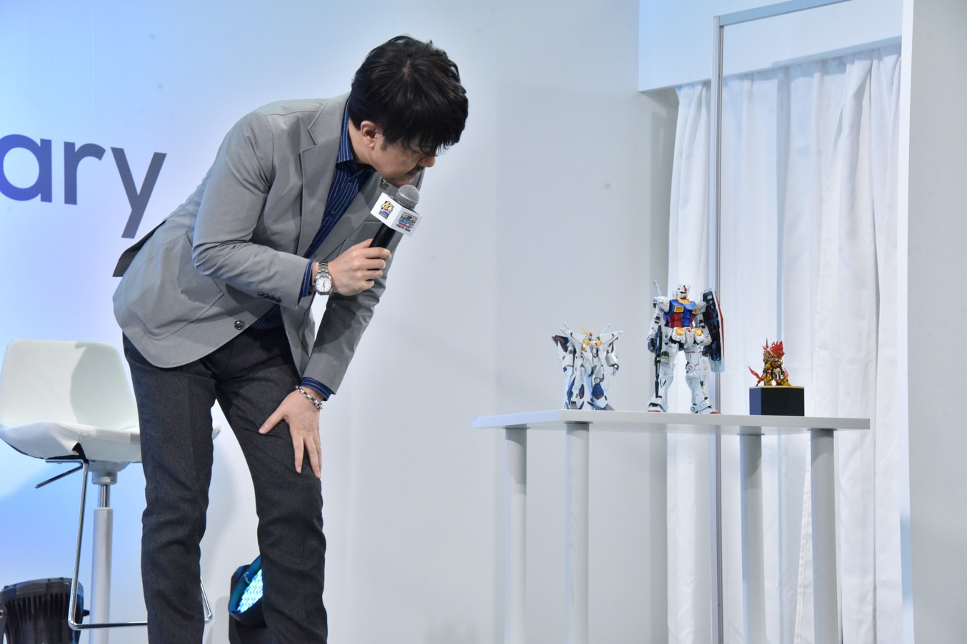 この日発表された新作『ガンプラ』を覗き込む土田晃之。