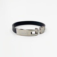 「ZOOL 1st Album “einsatZ"」豪華盤の特典に用意されたレザーブレスレット。