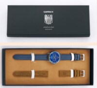 専用ボックスに入れられた腕時計。