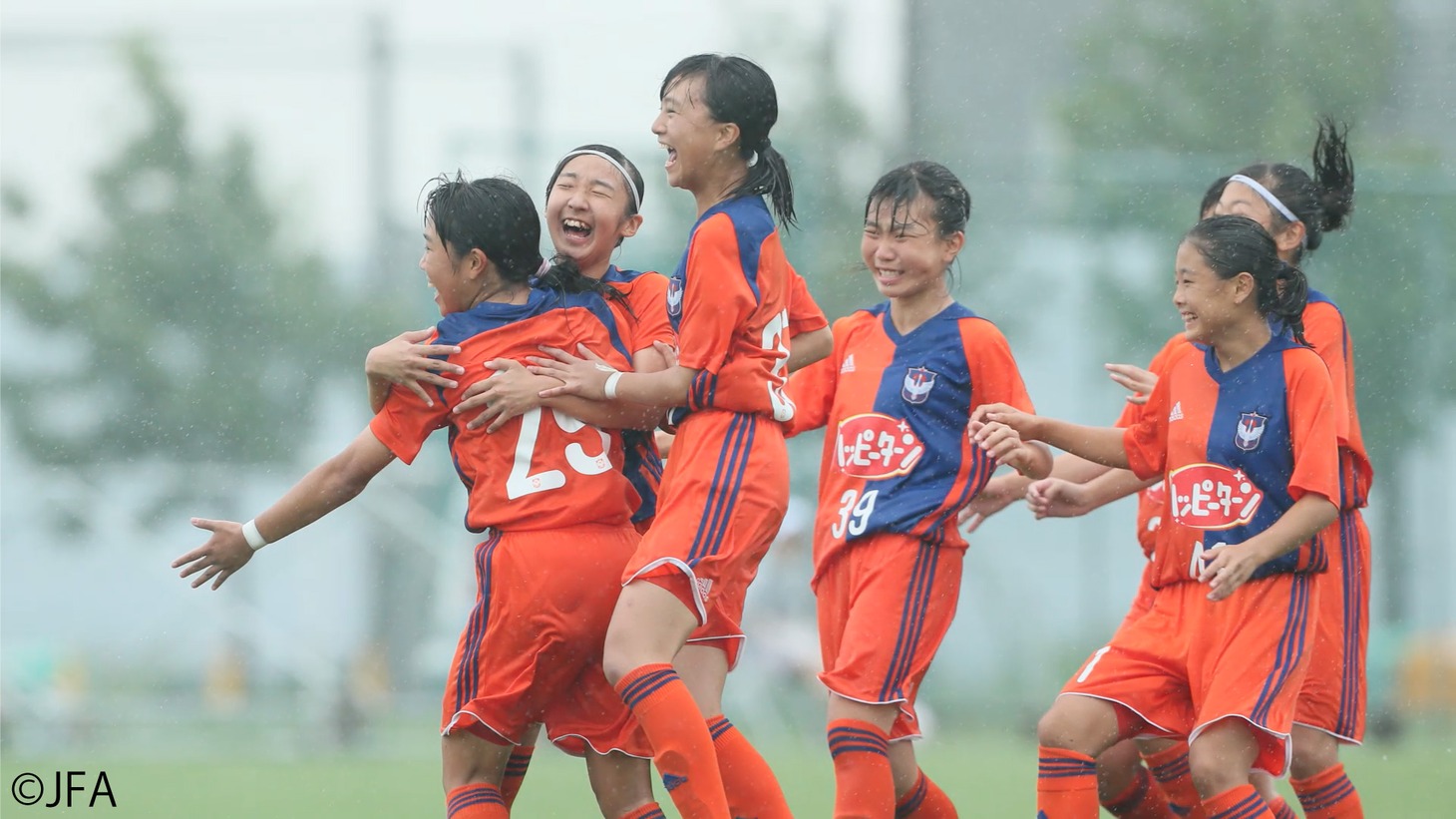 「さよなら私のクラマー×JFA・WE リーグ・なでしこリーグ コラボ映像」より。(c)新川直司／講談社
(c)Japan Football Association
(c)Women Empowerment League
(c)Japan Women's Football League