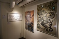 B1ポスター（左）と展覧会メインビジュアル複製原画。