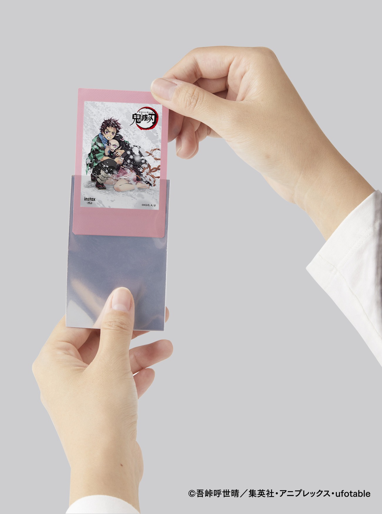 「チェキプリント収納スリーブ」の使用イメージ。