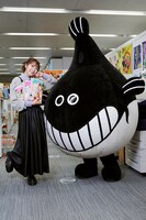 左から斉藤朱夏、ナマズくん。