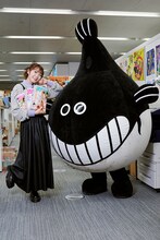 左から斉藤朱夏、ナマズくん。