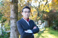 吹越満演じる村上源一郎。