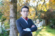 吹越満演じる村上源一郎。