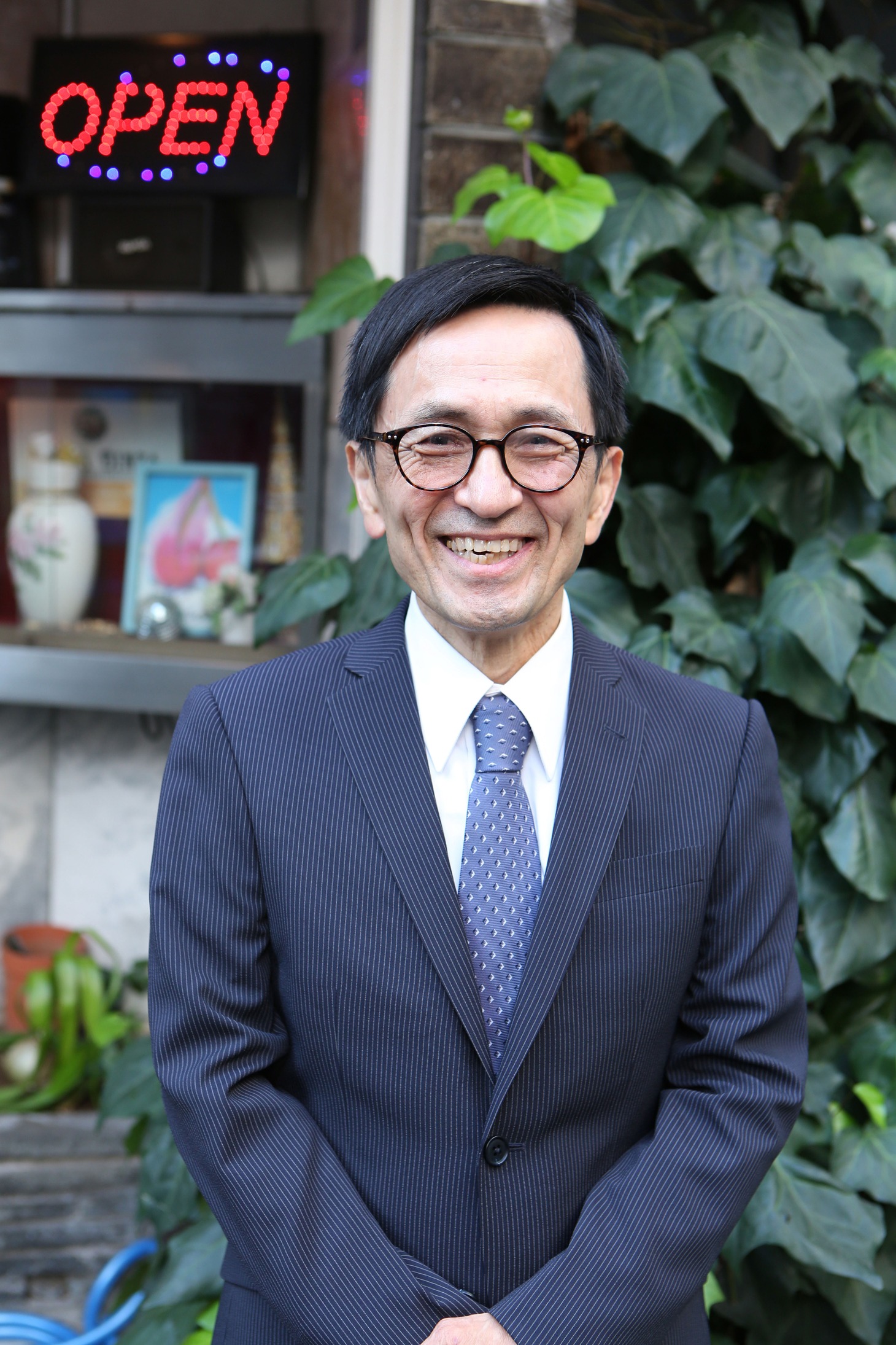 徳井優演じる崎田。