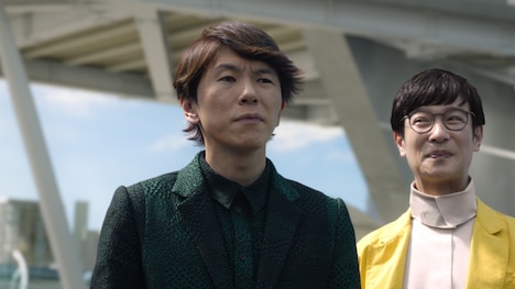 古市憲寿扮する未来のスネ夫（左）。