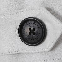 中島敦モデルのショートトレンチコート。