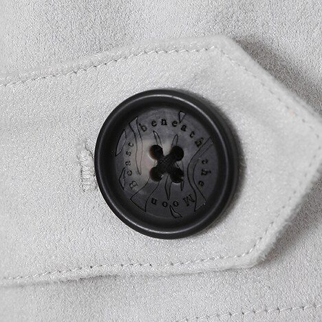 中島敦モデルのショートトレンチコート。