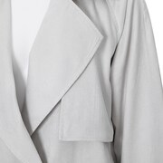 中島敦モデルのショートトレンチコート。