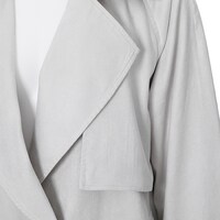 中島敦モデルのショートトレンチコート。