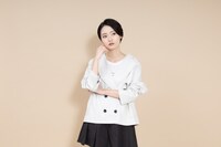 中島敦モデルのショートトレンチコート。