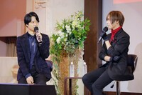 TVアニメ「東京BABYLON 2021」の制作発表会の様子。左から桜塚星史郎役の梅原裕一郎、皇昴流役の蒼井翔太。photographer：江藤 はんな（SHERPA+）