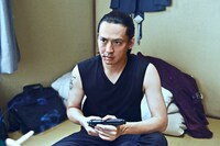 映画「ザ・ファブル 殺さない殺し屋」より、安藤政信演じる鈴木。