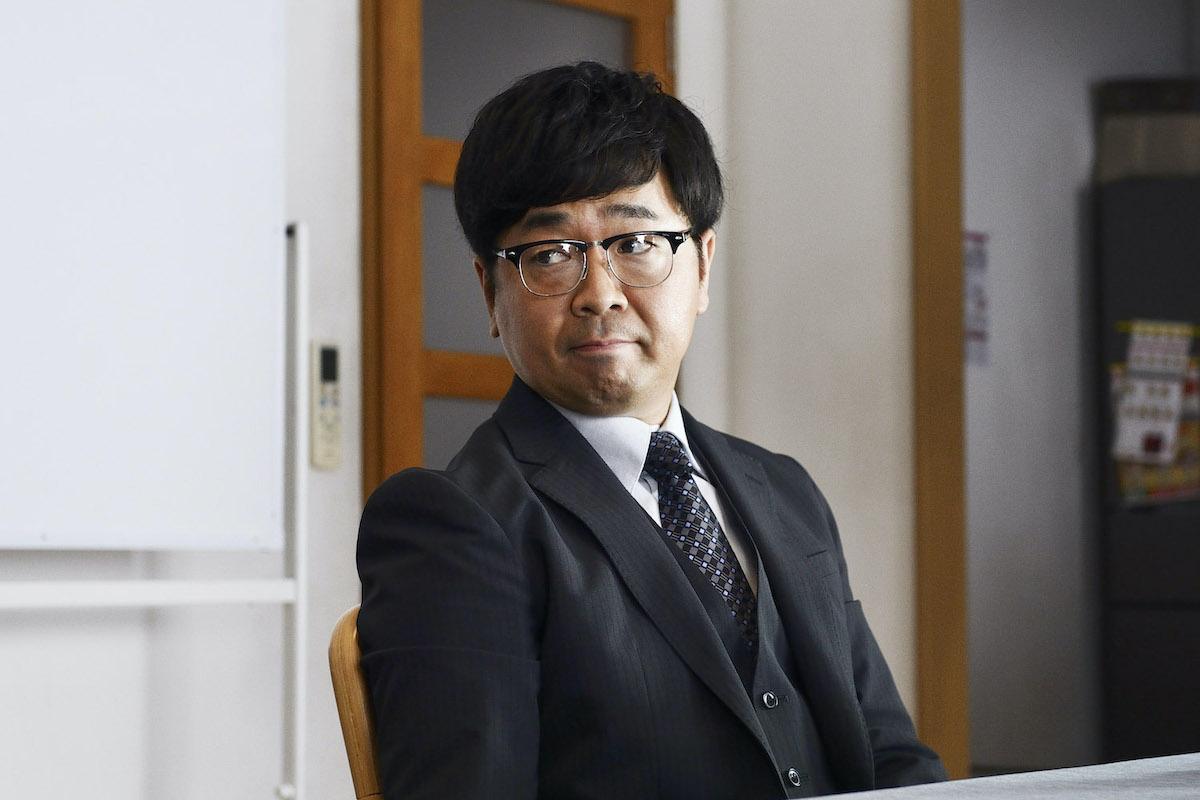 映画「ザ・ファブル 殺さない殺し屋」より、黒瀬純（パンクブーブー）演じる井崎。