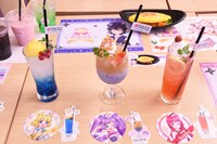 左からみれぃ、らぁら＆まありあ、そふぃの「スペシャルドリンク」。