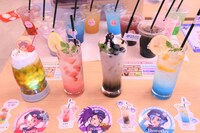 左から「サイリウムチェンジソーダ」、レオナ、シオン＆すず、ドロシーの「スペシャルドリンク」。後方が「レインボードリンク」。